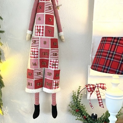 Boneco Natal decorativo largo com números pendurado na parede