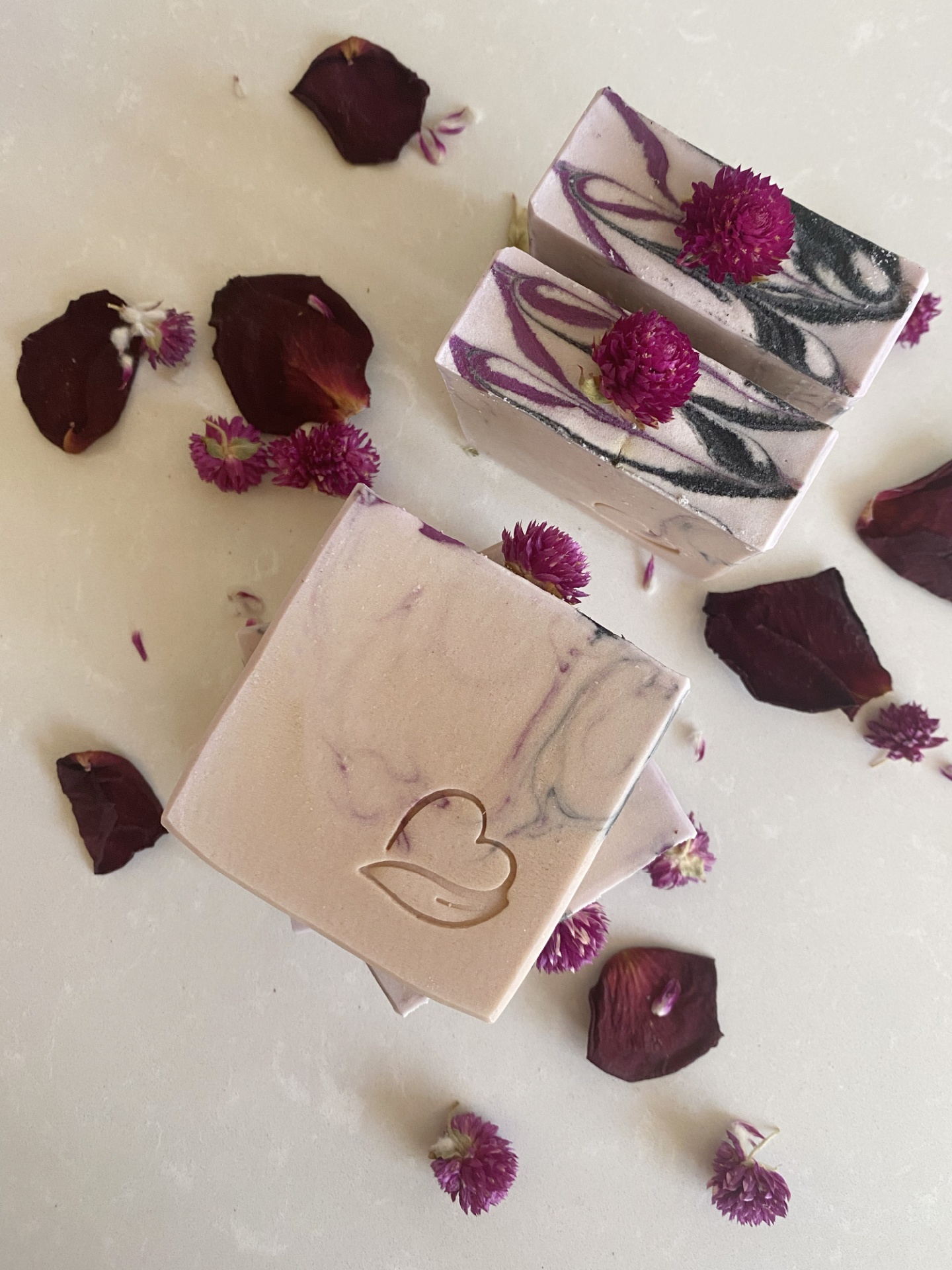 Sabonete natural Milky Rose Sabonetes artesanais rosa com padrão marmoreado e flores roxas