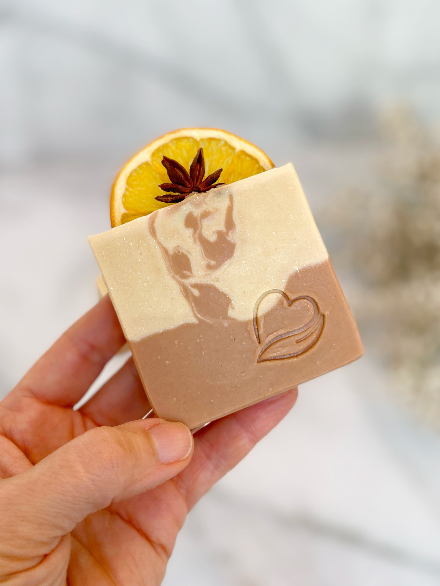 Sabonete Natural Laranja Anis Sabão artesanal quadrado bicolor com coração entalhado