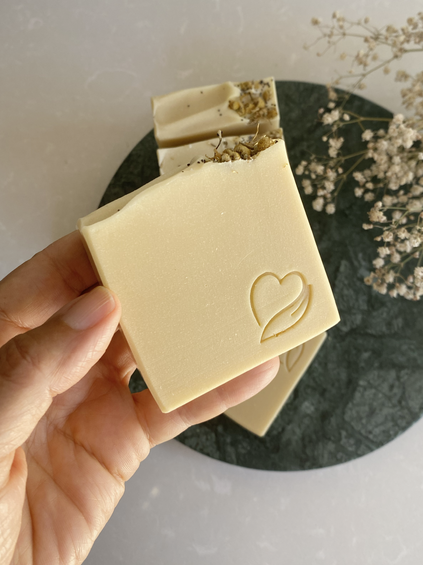 Sabonete Natural Leite de cabra Sabão quadrado creme com símbolo gravado e ervas secas no topo