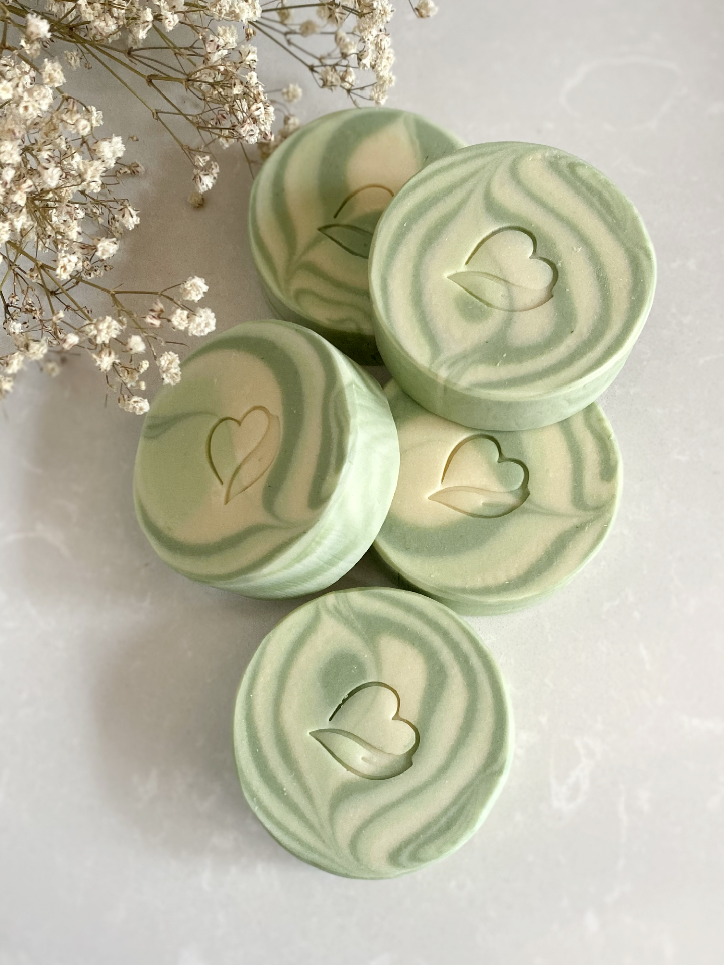 Sabonete natural de Limão Sabonetes redondos verde e creme marmoreados com coração gravado