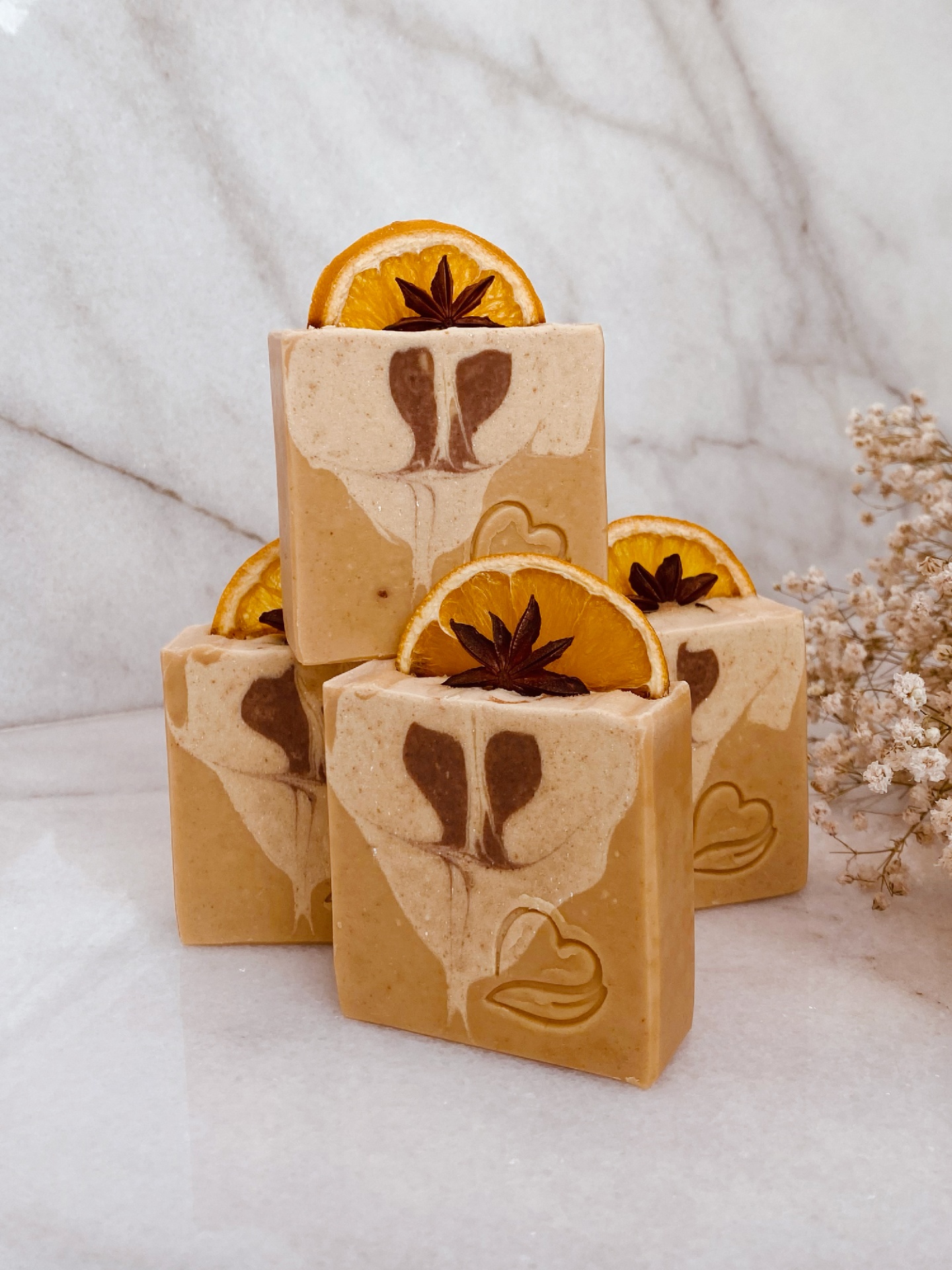 Sabonete Natural Laranja Anis Sabões artesanais marrons com laranja seca e anis estrelado