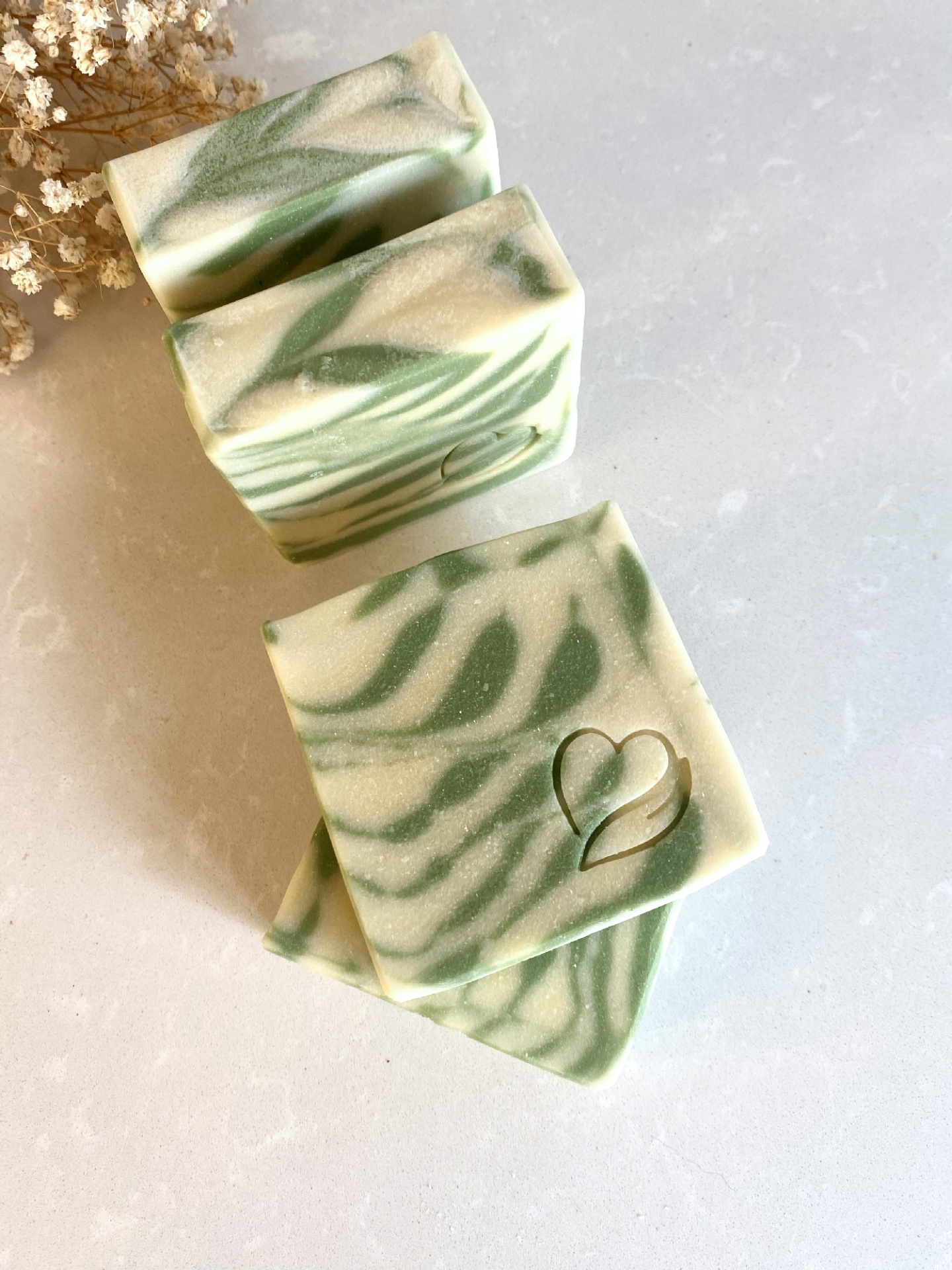 Sabonete Natural de Limão Sabonetes artesanais verde e creme com padrão marmoreado e coração gravado