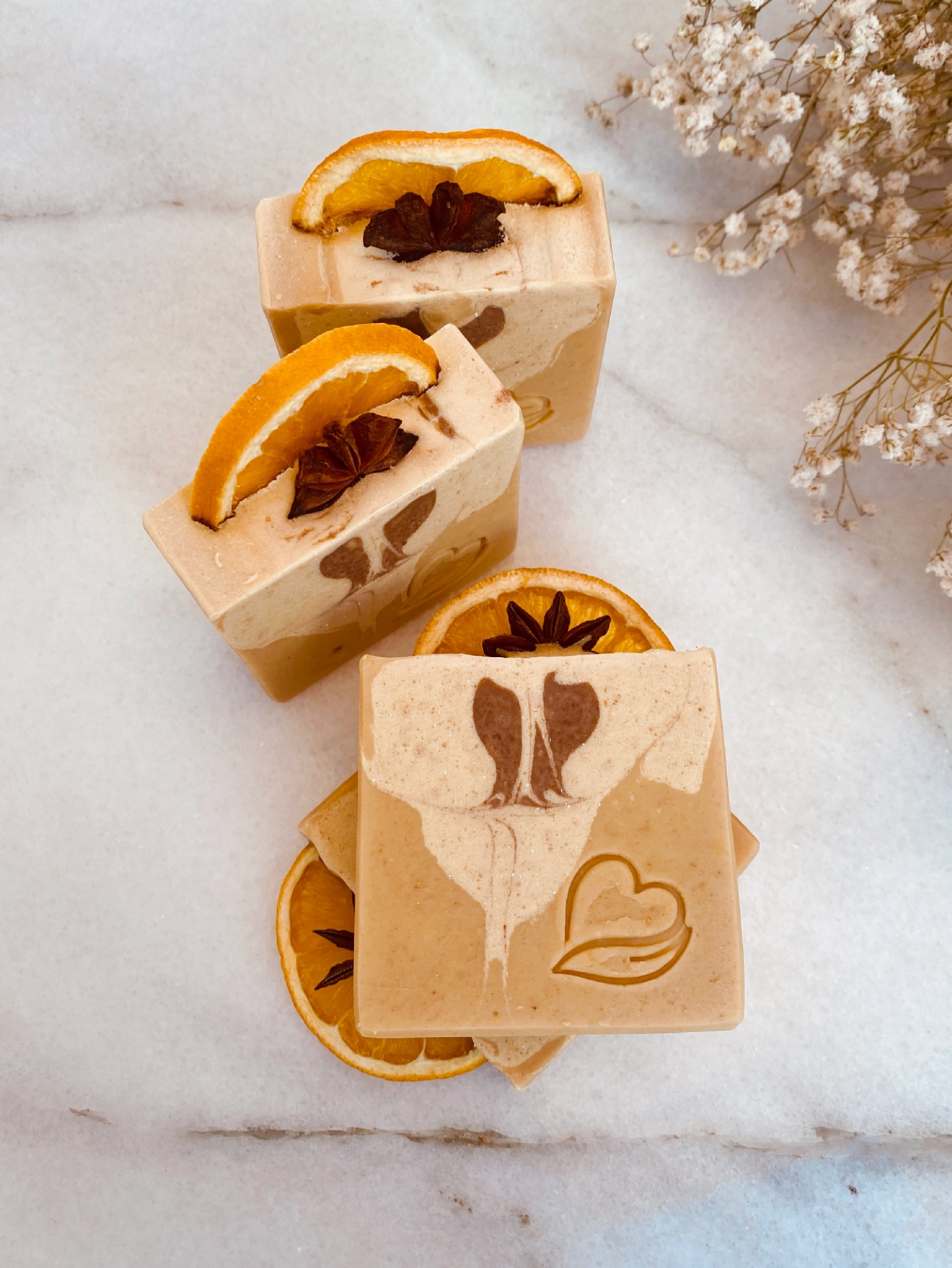 Sabonete Natural Laranja Anis Sabonetes artesanais bege com laranja seca e anis estrelado