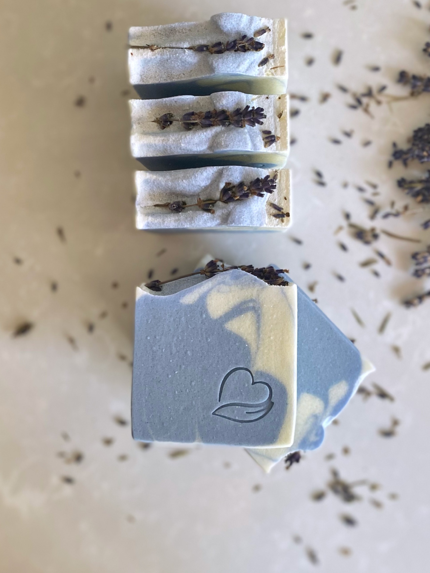 Workshop Sabonetes Naturais Barras de sabão azul e branco com lavanda seca e símbolo de coração gravado