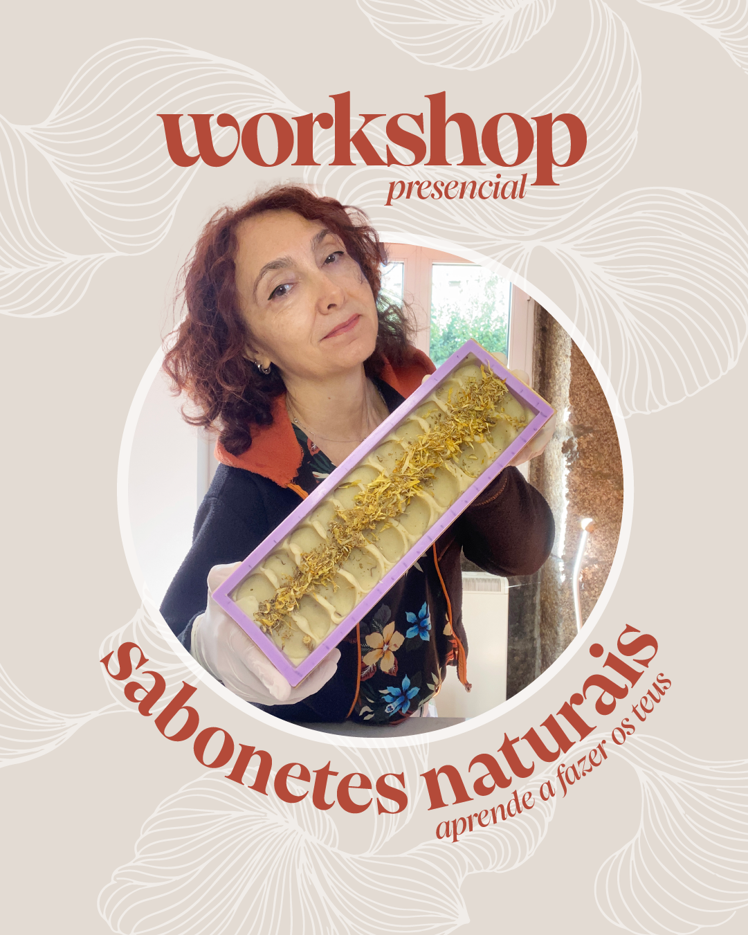 Workshop Sabonetes Naturais Mulher a segurar sabão natural numa forma roxa