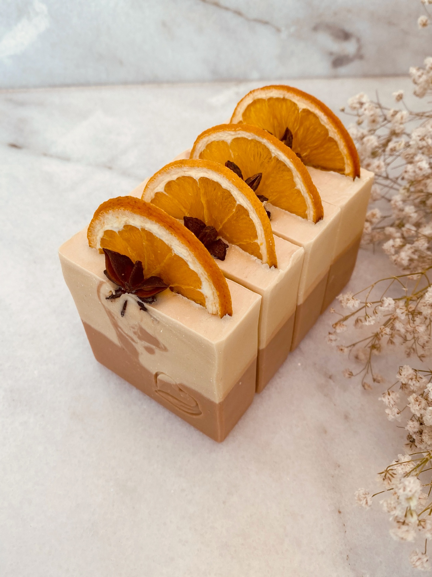 Sabonete Natural Laranja Anis quatro sabonetes artesanais com fatias de laranja seca e anis estrelado no topo