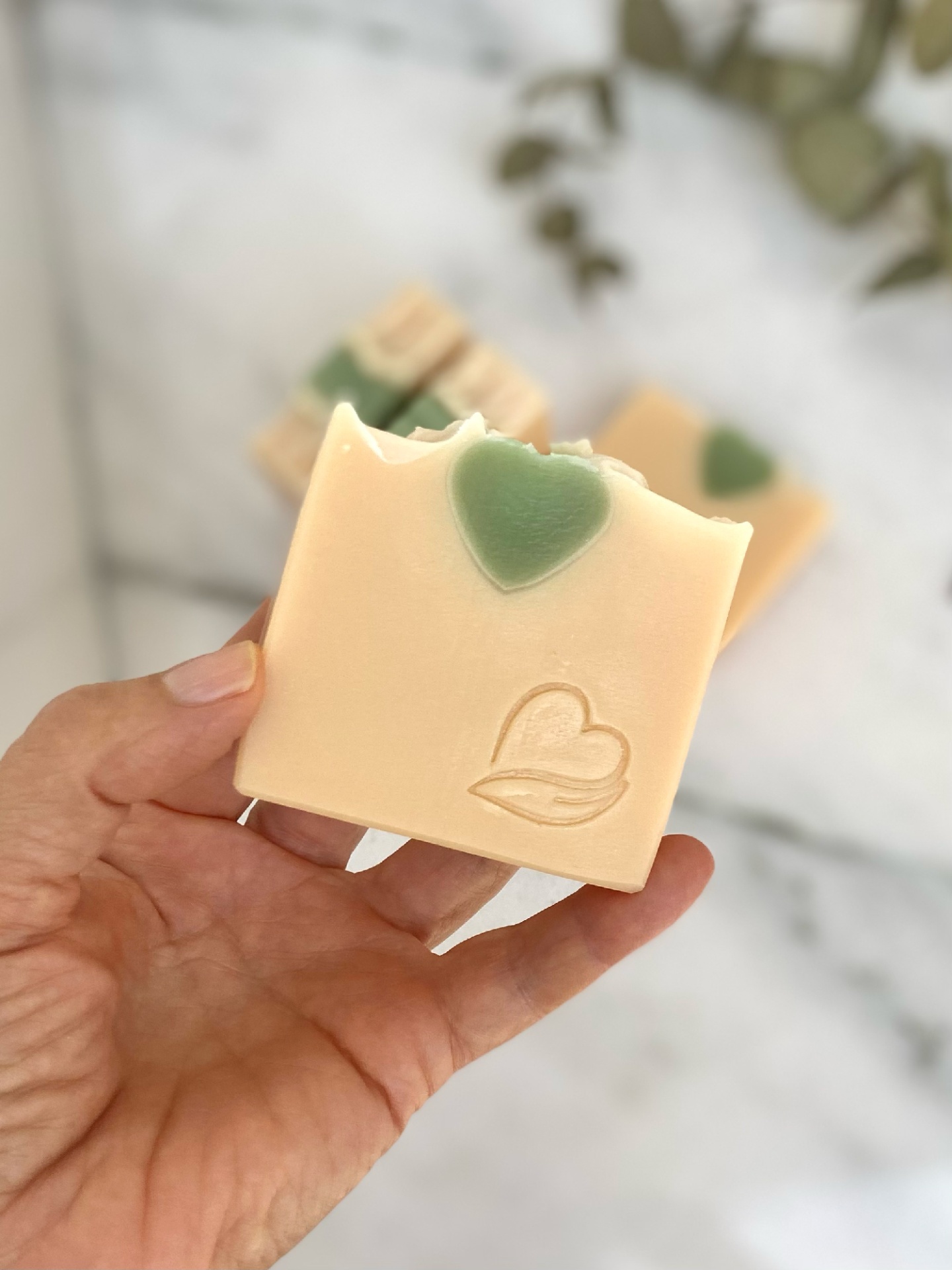 Sabonete Natural Coco fresh Sabonete artesanal creme com coração verde e relevo de coração