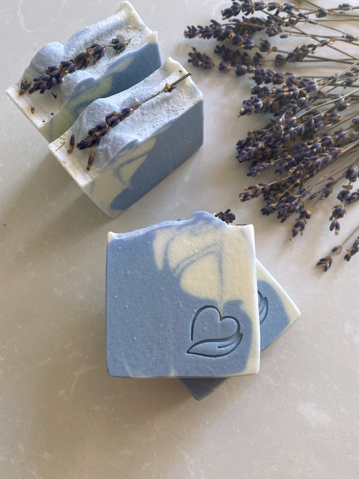 Sabonete natural de lavanda Sabonetes artesanais azul e branco com ramo de lavanda seca