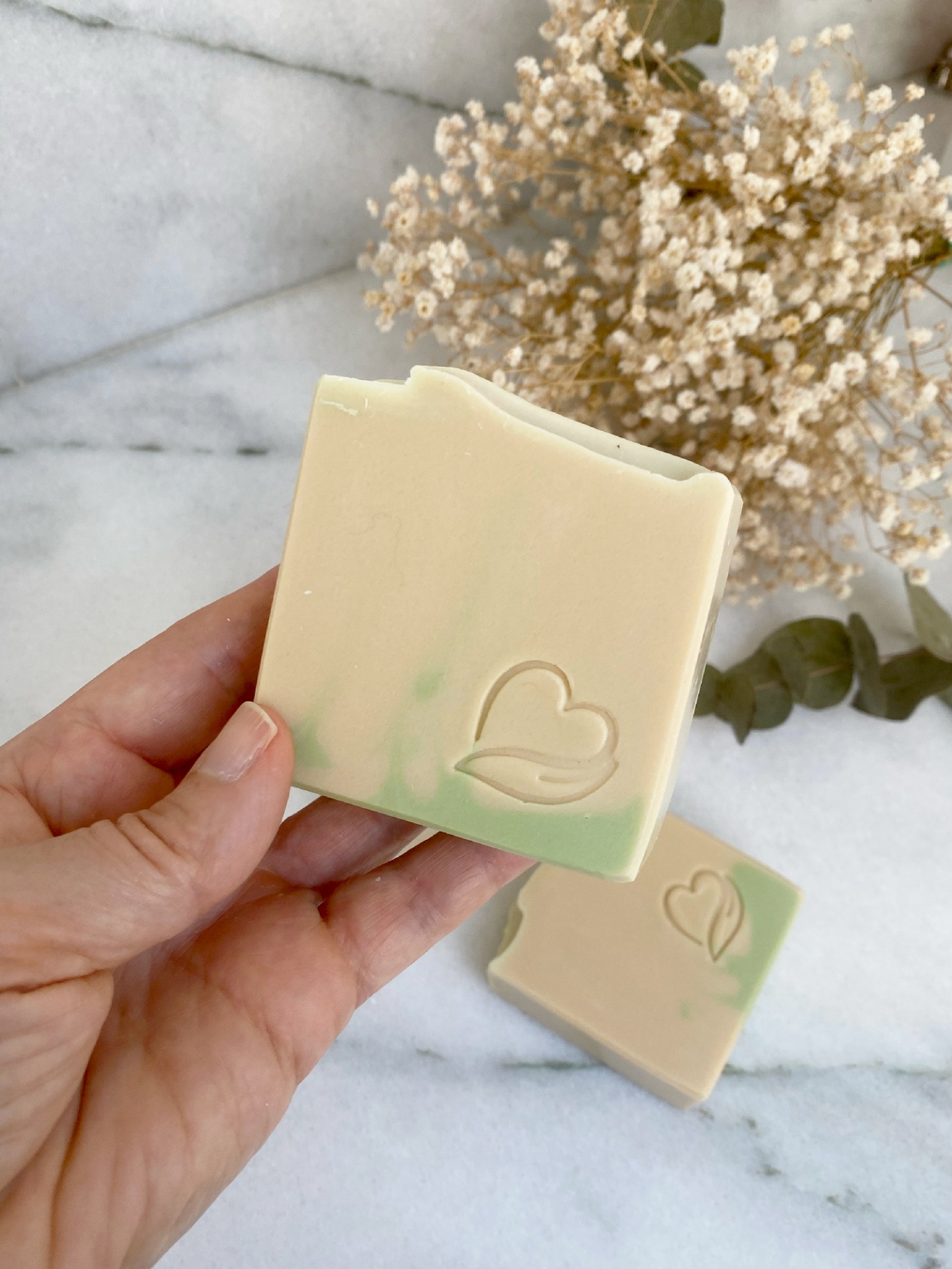 Sabonete Natural erva príncipe Sabonetes quadrados creme com verde e símbolo de mão em forma de coração gravado