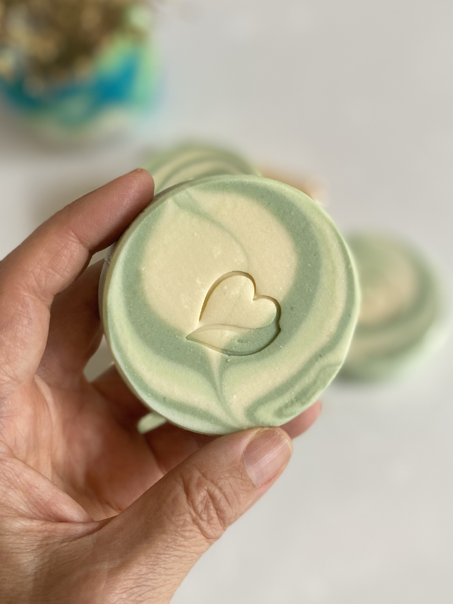 Sabonete natural de Limão Sabonete redondo verde claro e branco com coração gravado