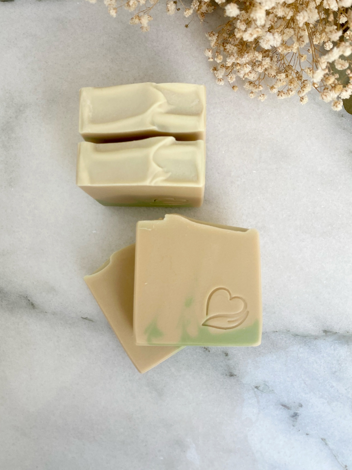 Sabonete Natural erva príncipe Barras de sabão artesanal bege com selo de coração em mármore branco e flores secas