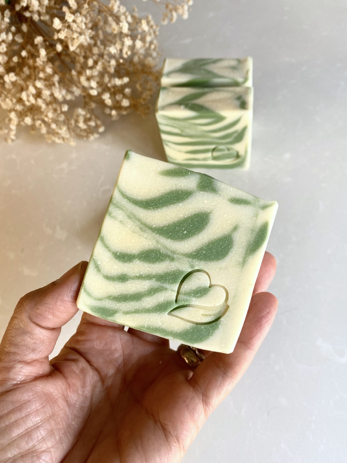 Sabonete Natural de Limão Sabonetes quadrados marmoreados verde e branco com gravação de coração.