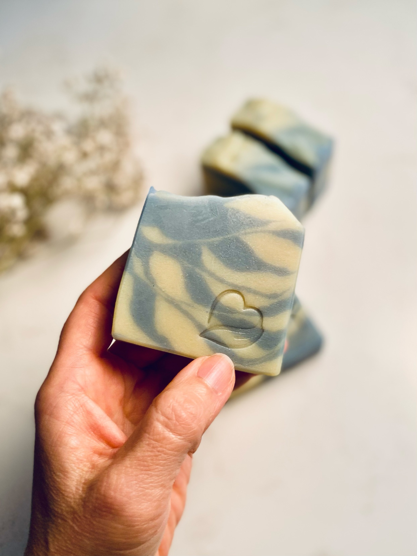 Sabonete Natural Alecrim e Menta 2 em 1 Sabonete artesanal azul e bege com selo coração na mão