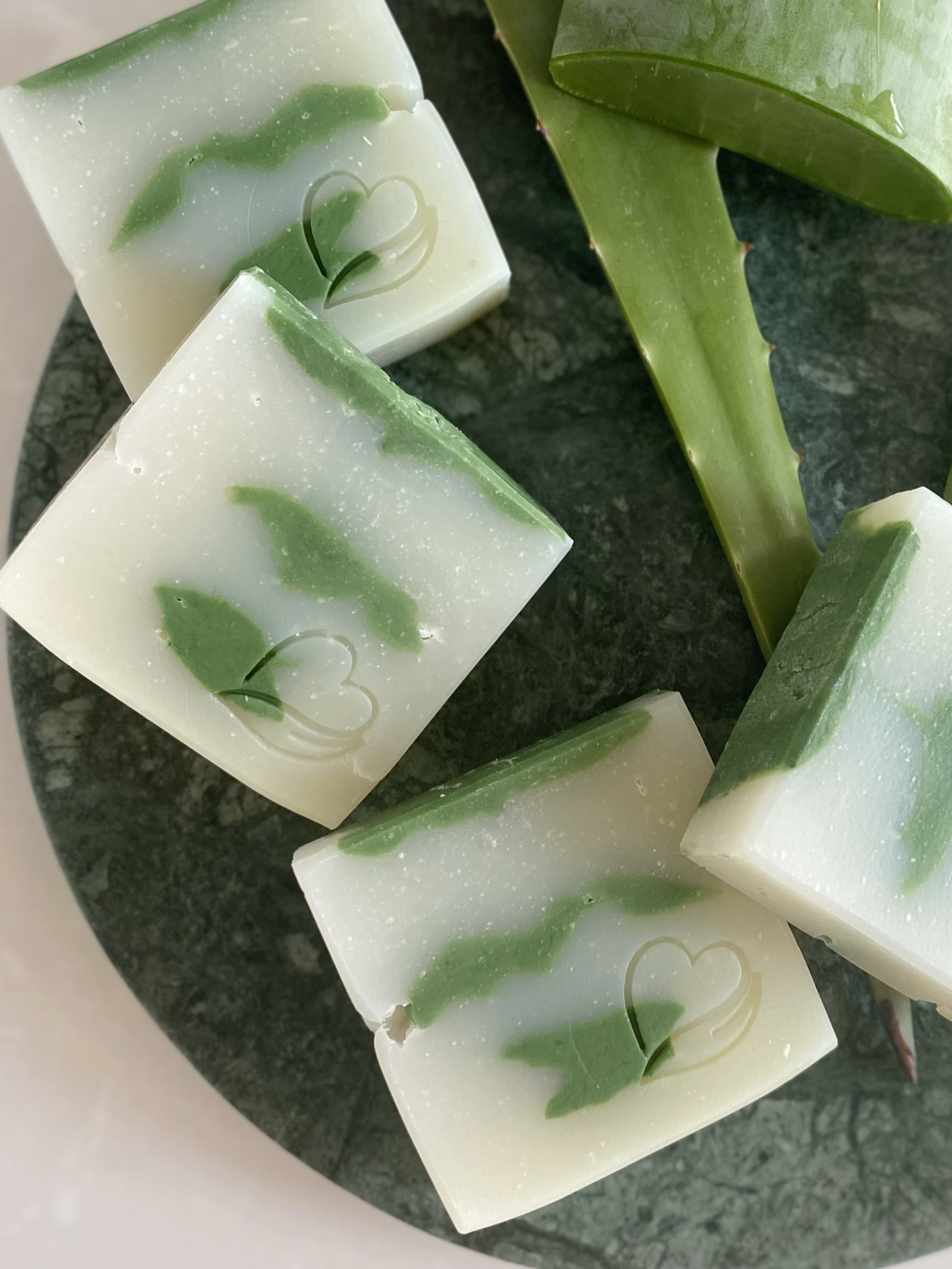 Sabonete Natural de Aloé Vera Sabonetes verdes e brancos com padrão marmorizado e coração gravado
