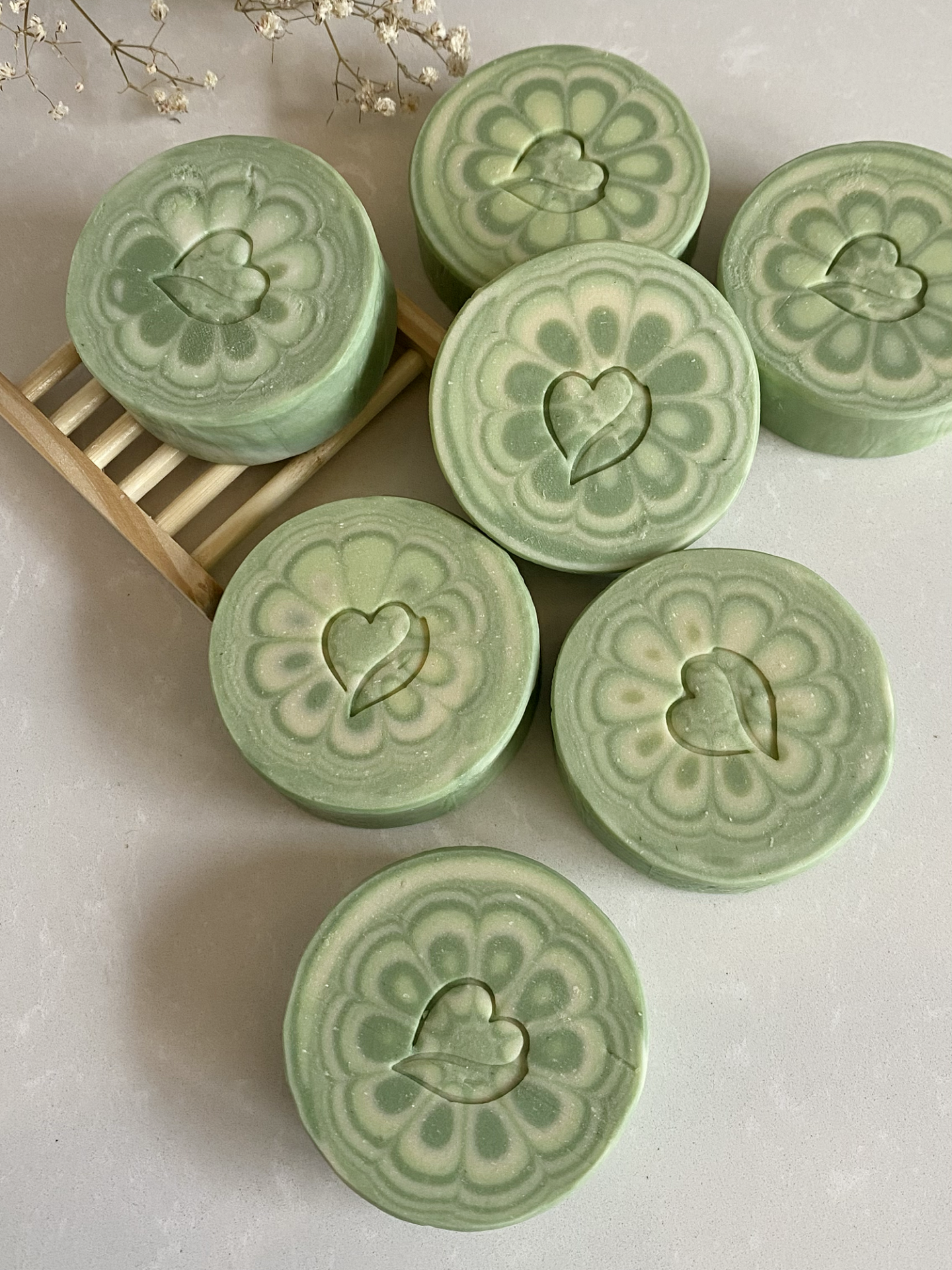 Sabonete natural de Limão Seis sabonetes verdes redondos com decoração floral e coração gravado.