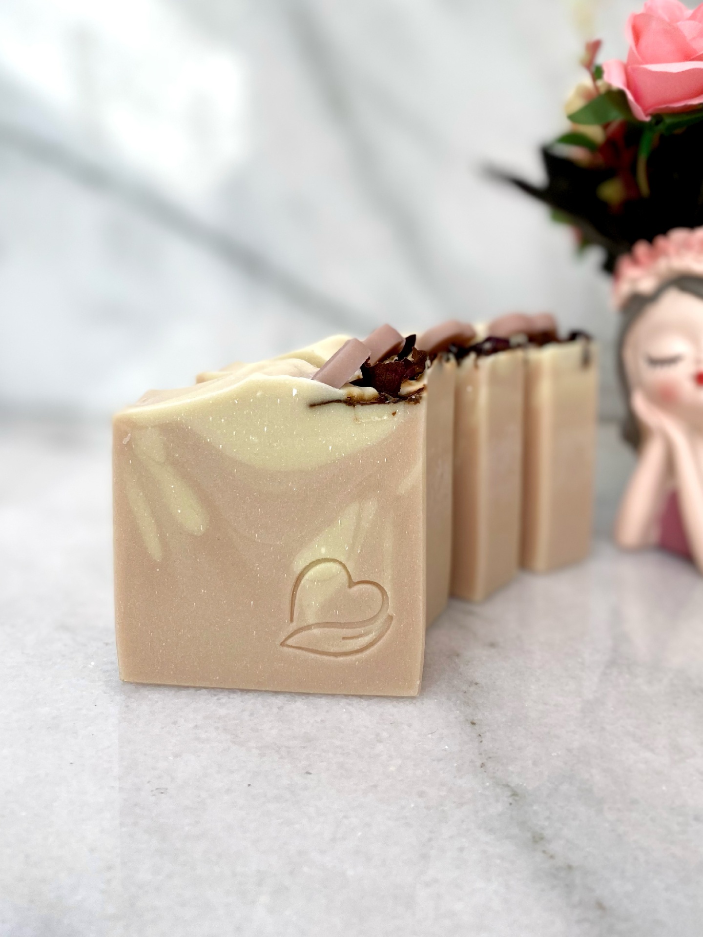 Sabonete natural milky rose Barras de sabonete artesanal em tons creme e bege com decoração no topo e detalhe entalhado