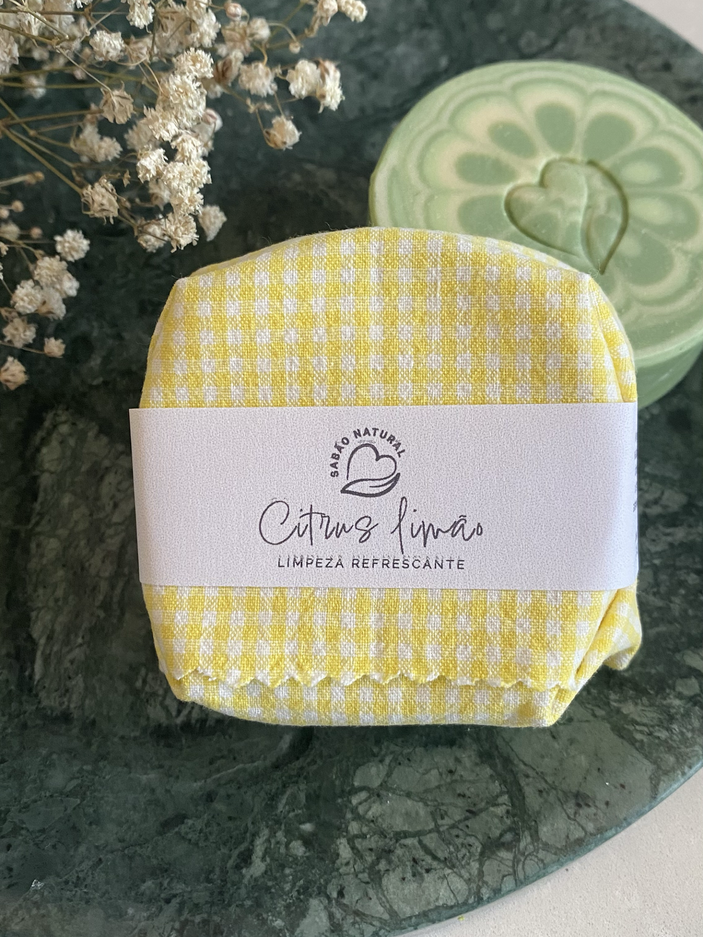 Sabonete natural de Limão Sabonete natural Citrus Limão com embalagem em tecido amarelo aos quadrados brancos