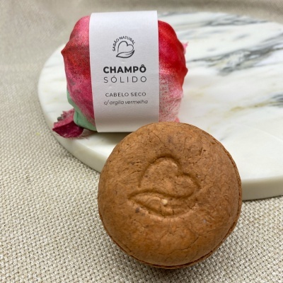 Champô sólido para cabelo seco com argila vermelha em embalagem de tecido colorido