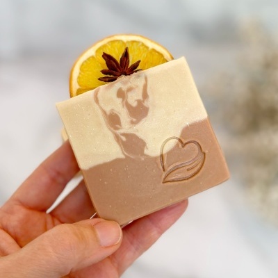 Sabão artesanal quadrado bicolor com coração entalhado