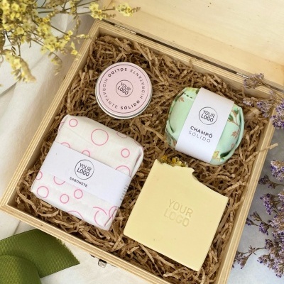 conjunto de produtos de higiene pessoais em caixa de madeira