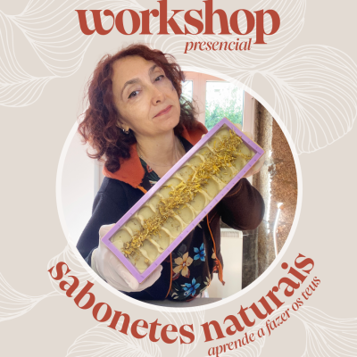 Mulher a segurar sabão natural numa forma roxa