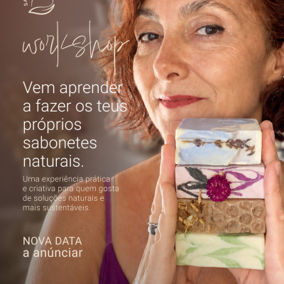 Mulher a segurar sabonetes naturais coloridos com flores, texto em português sobre workshop.