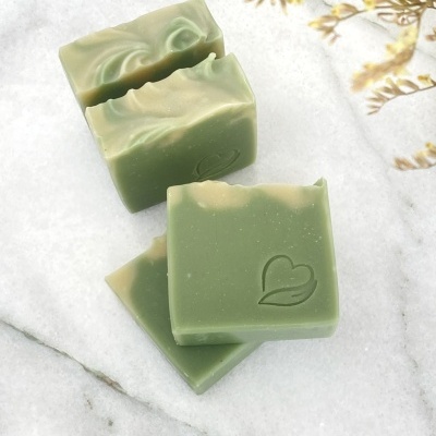 Sabonetes verdes quadrados com detalhes esbranquiçados e gravação de coração com folha