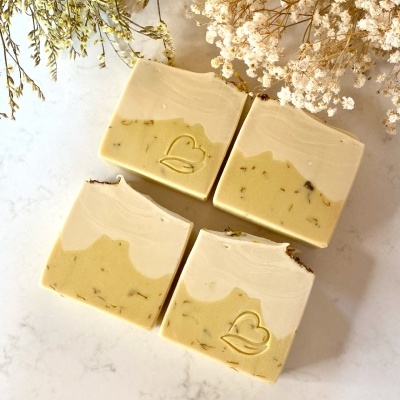 Blocos de sabão artesanal creme e bege com ervas secas e gravura de coração e folha