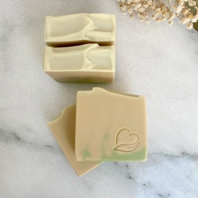 Barras de sabão artesanal bege com selo de coração em mármore branco e flores secas