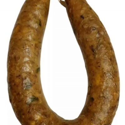 Chouriço cru em formato de ferradura com manchas escuras