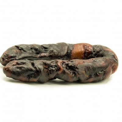 Fio enrolado castanho escuro com textura enrugada sobre fundo branco