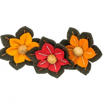 Flores decorativas de feltro com centro de madeira sobre fundo branco