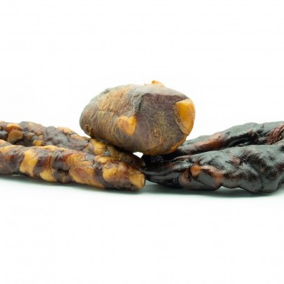 Três enchidos tradicionais castanhos e pretos com textura enrugada sobre fundo branco