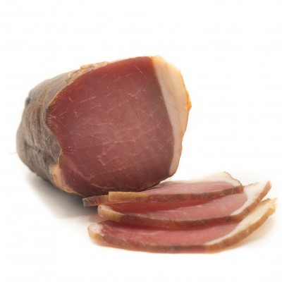 Peça de carne curada com três fatias finas em fundo branco