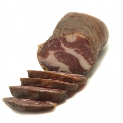 Enchido de carne curada fatiado sobre fundo branco