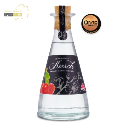 Garrafa de aguardente Kirsch com rótulo preto e cerejas, tampa de cortiça