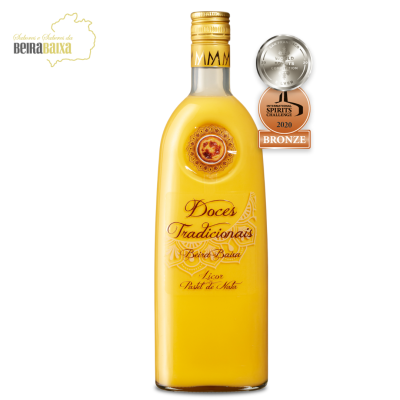Garrafa de licor amarelo pastel com rótulo Doces Tradicionais Beira Baixa e medalhas prata e bronze 2020