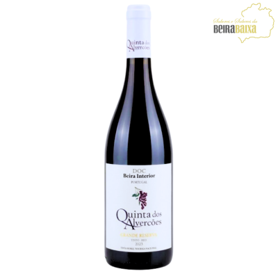 Garrafa de vinho tinto Quinta dos Alverções com rótulo branco e tampa branca