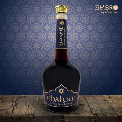 Garrafa de licor Shalom com selo azul e dourado sobre madeira rústica e fundo azul decorativo