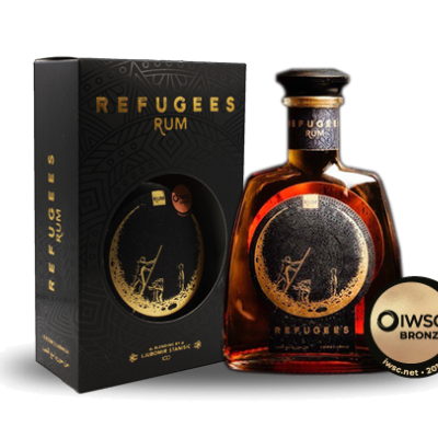 Garafa de rum Refugees com embalagem preta decorada a dourado e selo IWSC Bronze 2019