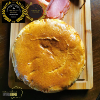 Bola salgada dourada com fiambre e insígnias de premiações