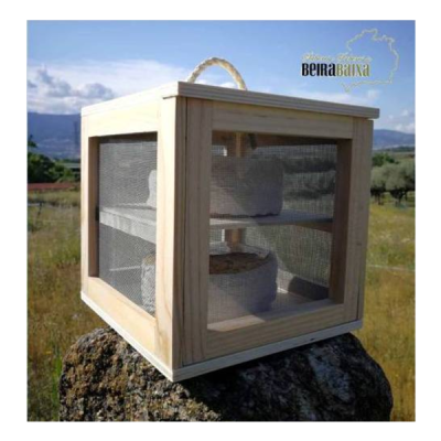 Caixa de madeira com laterais em rede contendo recipientes redondos