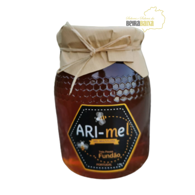 Frasco de mel ARI-mel com tampa de tecido bege e rótulo preto hexagonal