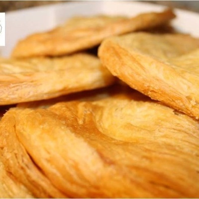 Folhados dourados com textura folhada e logotipo BEIRA BAIXA