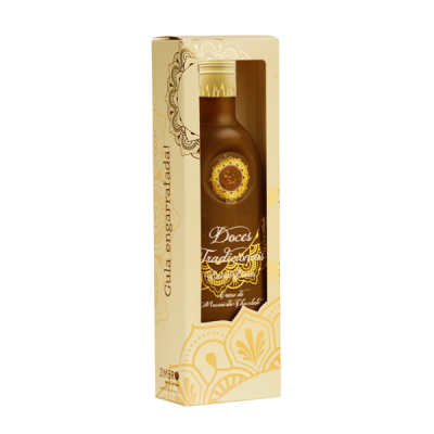 Frasco castanho em caixa bege decorativa com texto 'Doces tradicionais'