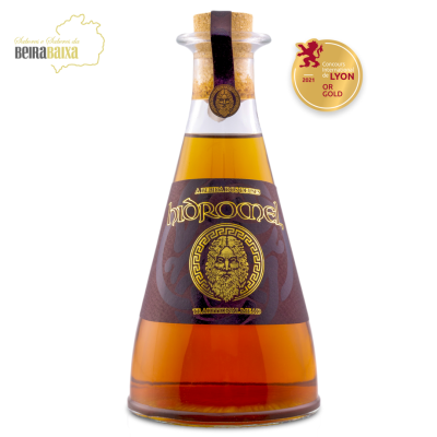 Garrafa de hidromel tradicional com rótulo castanho e selo dourado