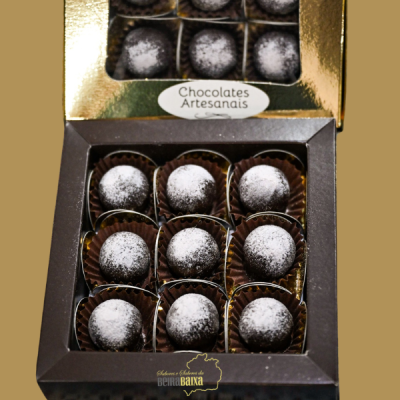 Caixa de chocolates artesanais redondos com pó branco