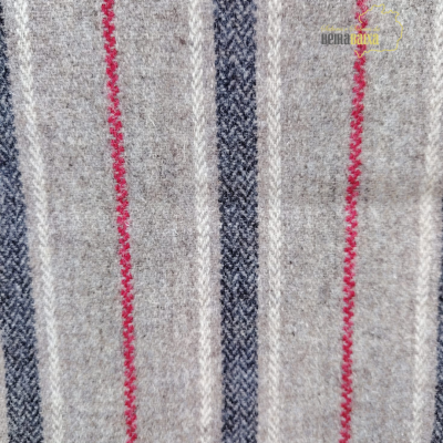 Tecido riscado cinzento, vermelho e azul com logotipo Beira Baixa