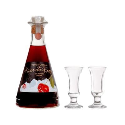 Garrafa de licor vermelho com rótulo de cerejas e dois copos pequenos